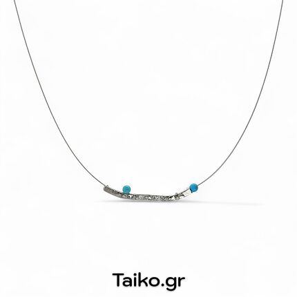 Χειροποίητο κολιέ (κοντό) με ασημί ατσαλόσυρμα και μοτίφ από ασήμι 925° με σχήμα κυρτής μπάρας με ανάγλυφη επιφάνεια και συνδυασμένο με μικρές τυρκουάζ χάντρες