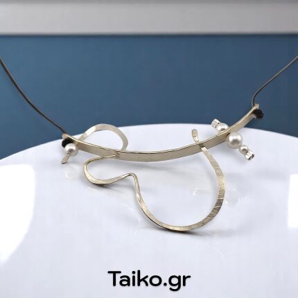 Χειροποίητο κολιέ (κοντό) με μαύρη κηροκλωστή και σύνθεση από στοιχεία αλπακά συνδυασμένα με μικρές πέρλες