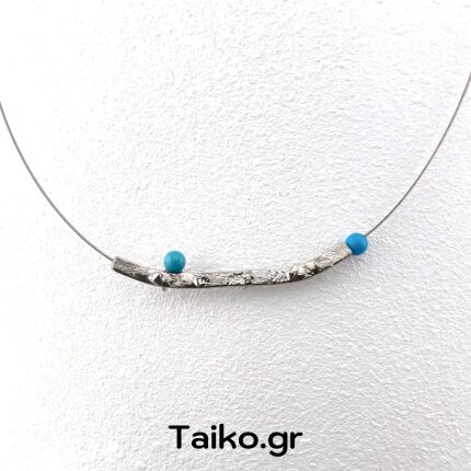 Χειροποίητο κολιέ (κοντό) με ασημί ατσαλόσυρμα και μοτίφ από ασήμι 925° με σχήμα κυρτής μπάρας με ανάγλυφη επιφάνεια και συνδυασμένο με μικρές τυρκουάζ χάντρες