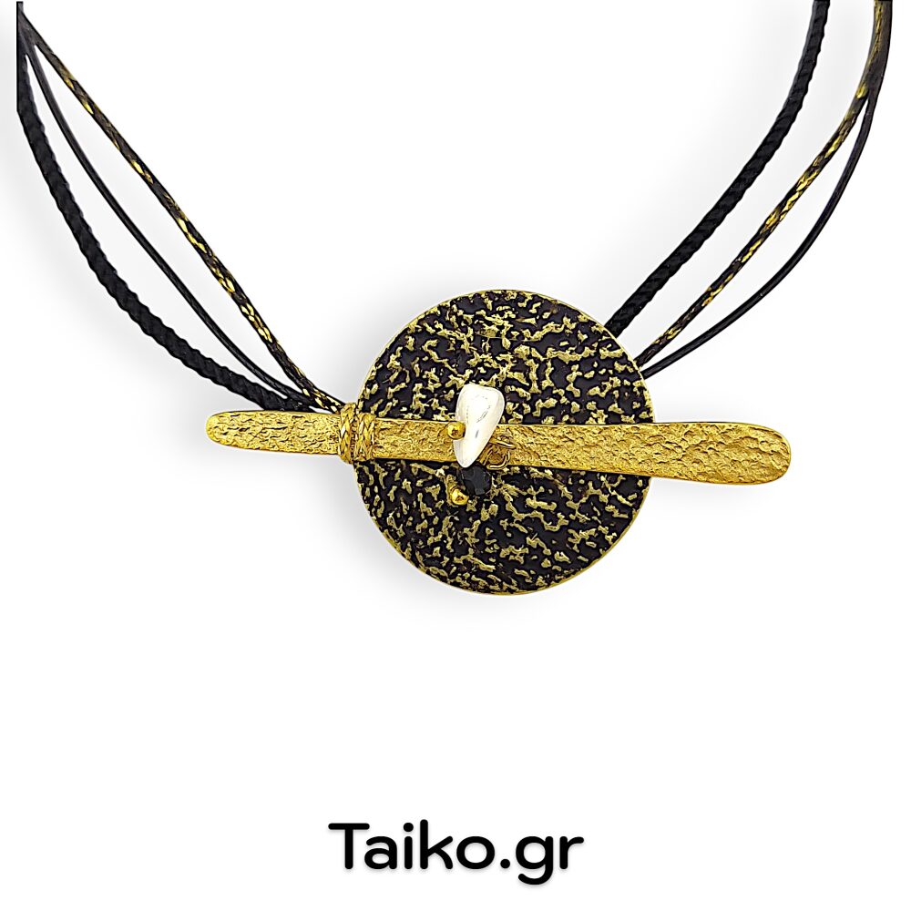 Χειροποίητο κολιέ από σφυρήλατο ορείχαλκο με χρυσή και μαύρη επιμετάλλωση, ημιπολύτιμους λίθους και βαμβακερά κορδόνια