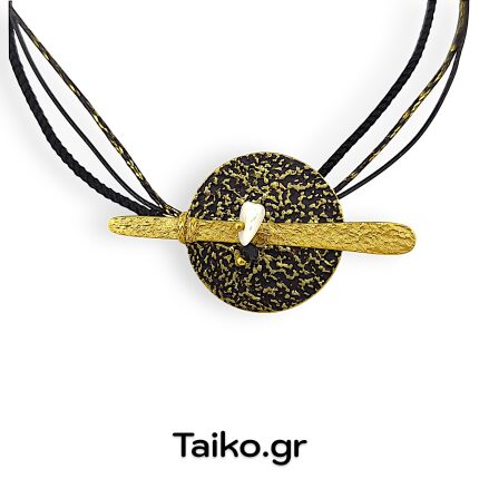 Χειροποίητο κολιέ από σφυρήλατο ορείχαλκο με χρυσή και μαύρη επιμετάλλωση, ημιπολύτιμους λίθους και βαμβακερά κορδόνια