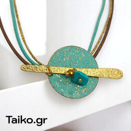 Χειροποίητο κολιέ (κοντό) με στοιχείο από επίχρυσο, σφυρήλατο ορείχαλκο με τυρκουάζ πατίνα, ημιπολύτιμους λίθους και πολύχρωμα κορδόνια