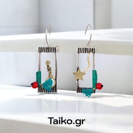 Χειροποίητα σκουλαρίκια (κρεμαστά) με επίχρυσες φιγούρες Μικρός Πρίγκηπας και αστέρι από επαργυρωμένο ορείχαλκο με στοιχεία μαύρης επιμετάλλωσης, πράσινη (πετρόλ) κηροκλωστή και κόκκινες χάντρες