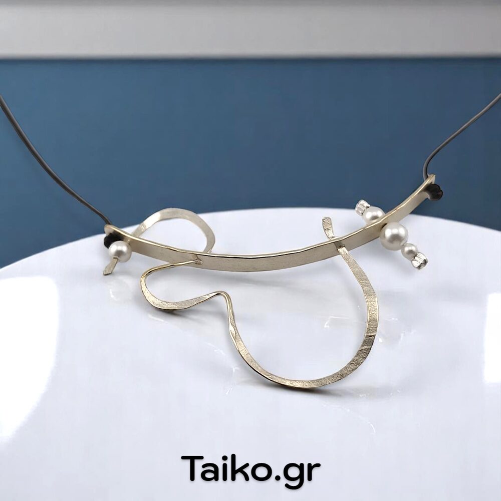 Χειροποίητο κολιέ (κοντό) με μαύρη κηροκλωστή και σύνθεση από στοιχεία αλπακά συνδυασμένα με μικρές πέρλες