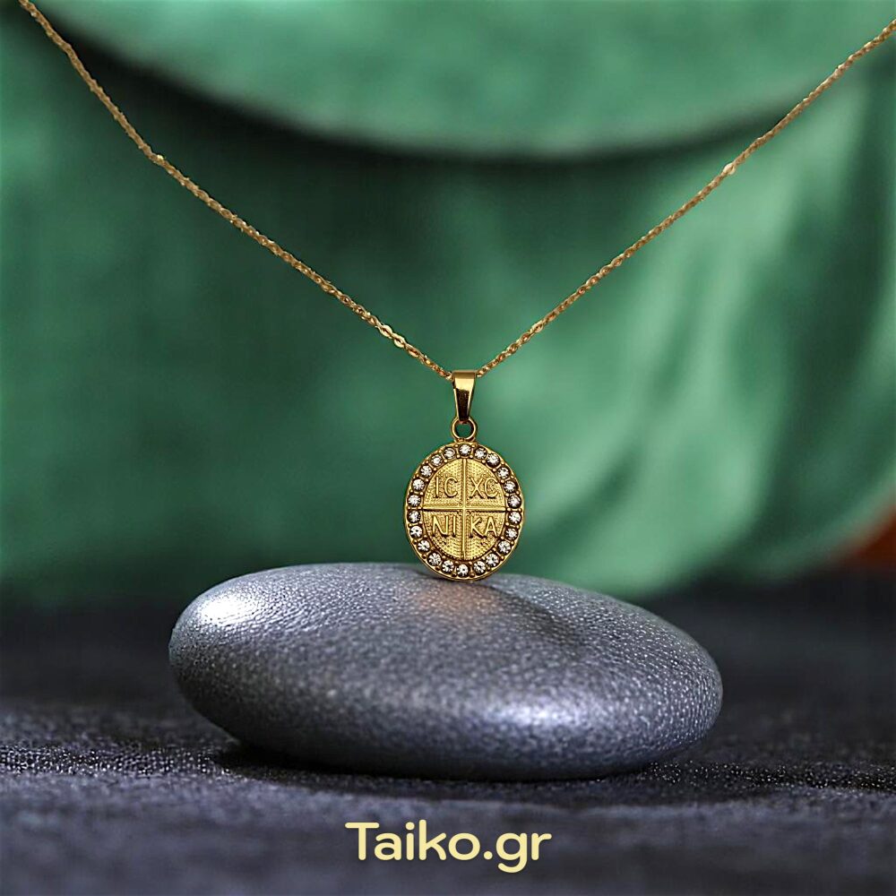 Ατσάλινο κολιέ με λεπτή αλυσίδα και οβάλ μενταγιόν με θρησκευτικά σύμβολα "ΙCXCNIKA" συνδυασμένο με ζιρκόν
