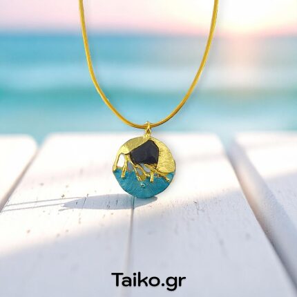 Χειροποίητο κολιέ επίχρυσο (κοντό) με λεπτή ατσάλινη (πλακέ) αλυσίδα και στρογγυλό μενταγιόν με ανάγλυφη επιφάνεια από ορείχαλκο και τυρκουάζ πατίνα, συνδυασμένο με ακανόνιστη μαύρη πέτρα