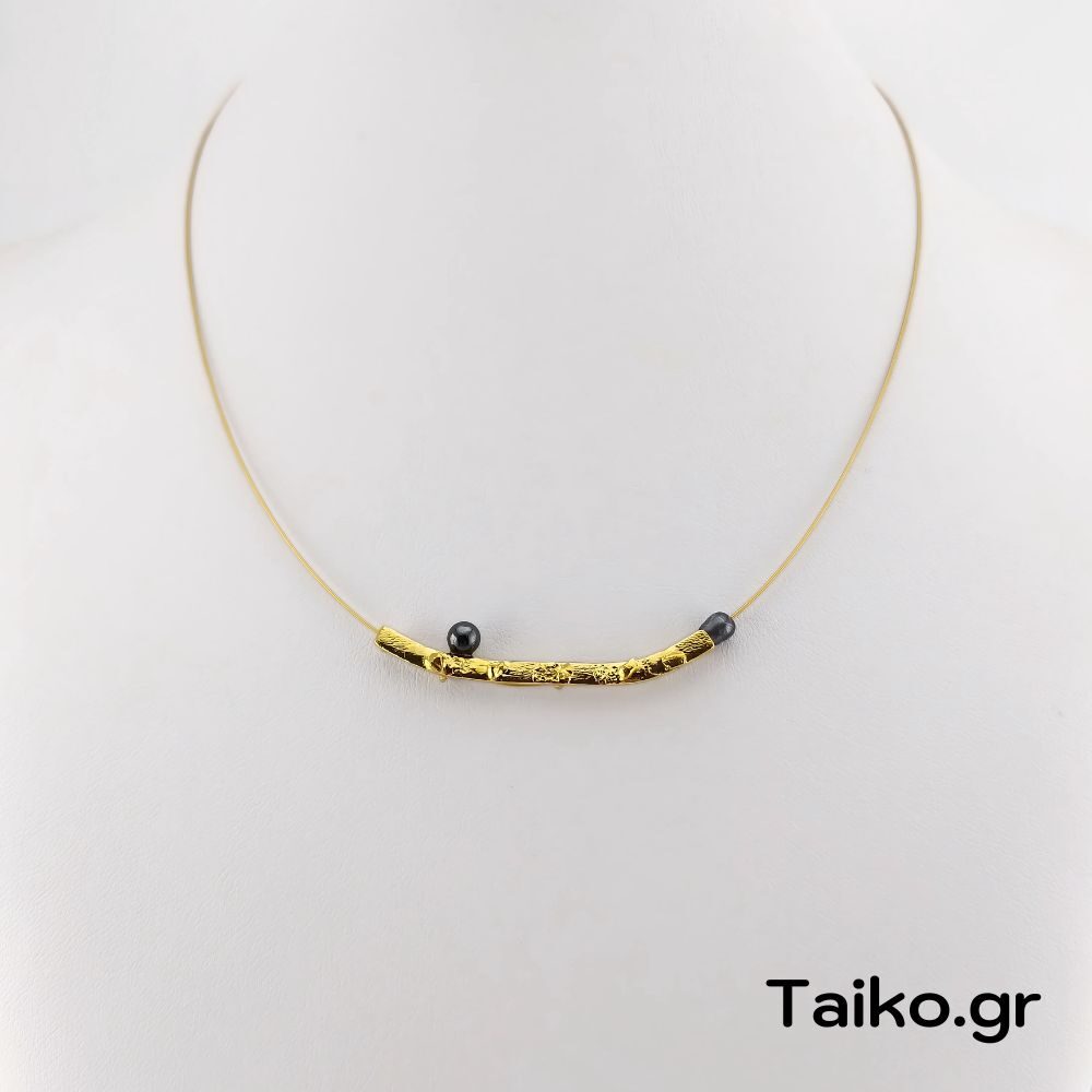 Χειροποίητο κολιέ με χρυσαφί ατσαλόσυρμα κι επιχρυσωμένο μοτίφ με σχήμα κυρτής μπάρας με ανάγλυφη επιφάνεια από ασήμι 925°  και συνδυασμένο με μικρές μαύρες πέρλες