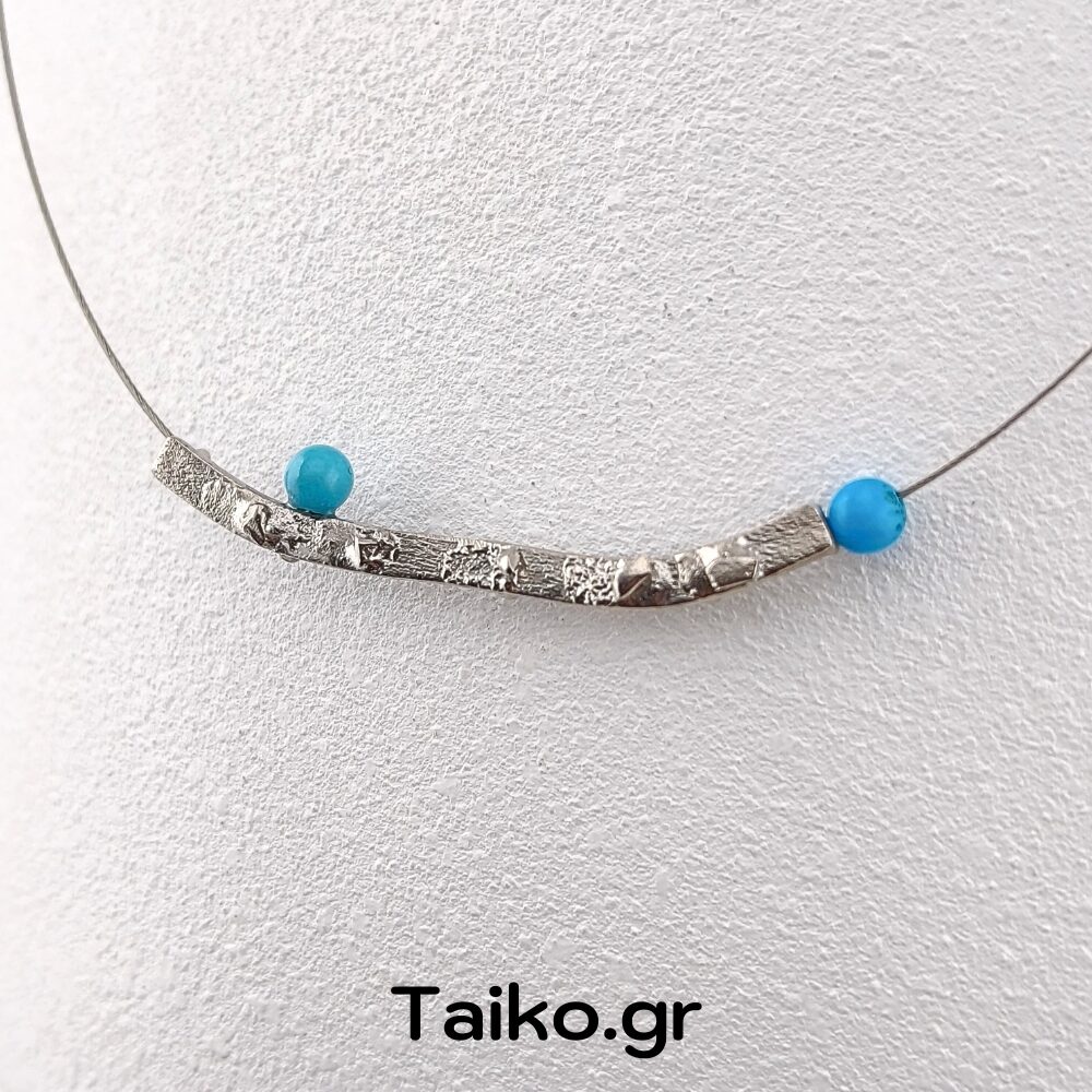 Χειροποίητο κολιέ (κοντό) με ασημί ατσαλόσυρμα και μοτίφ από ασήμι 925° με σχήμα κυρτής μπάρας με ανάγλυφη επιφάνεια και συνδυασμένο με μικρές τυρκουάζ χάντρες