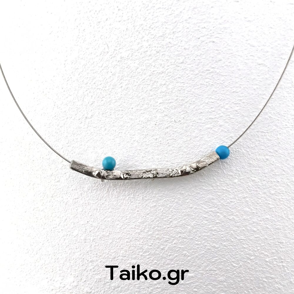 Χειροποίητο κολιέ (κοντό) με ασημί ατσαλόσυρμα και μοτίφ από ασήμι 925° με σχήμα κυρτής μπάρας με ανάγλυφη επιφάνεια και συνδυασμένο με μικρές τυρκουάζ χάντρες