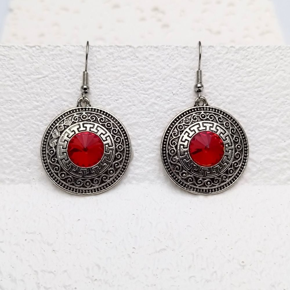 Boho/ethnic σκουλαρίκια (κρεμαστά) σε ασημί αντικέ χρώμα από αλπακά και συνδυασμένα με στρογγυλούς κόκκινους κρυστάλλους