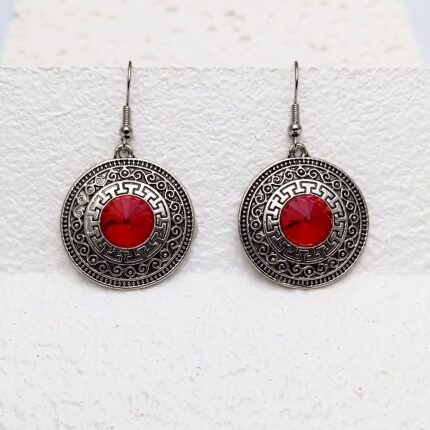 Boho/ethnic σκουλαρίκια (κρεμαστά) σε ασημί αντικέ χρώμα από αλπακά και συνδυασμένα με στρογγυλούς κόκκινους κρυστάλλους
